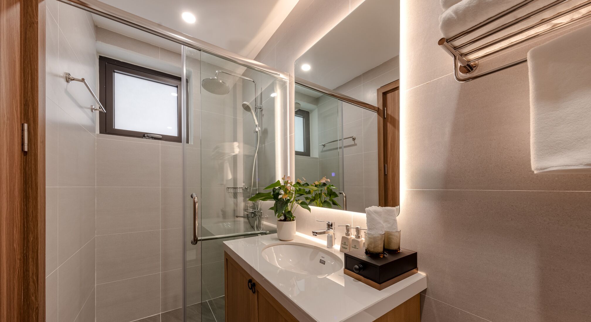 Shower, rainfall showerhead, free toiletries, bathrobes
