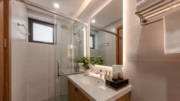 Shower, rainfall showerhead, free toiletries, bathrobes