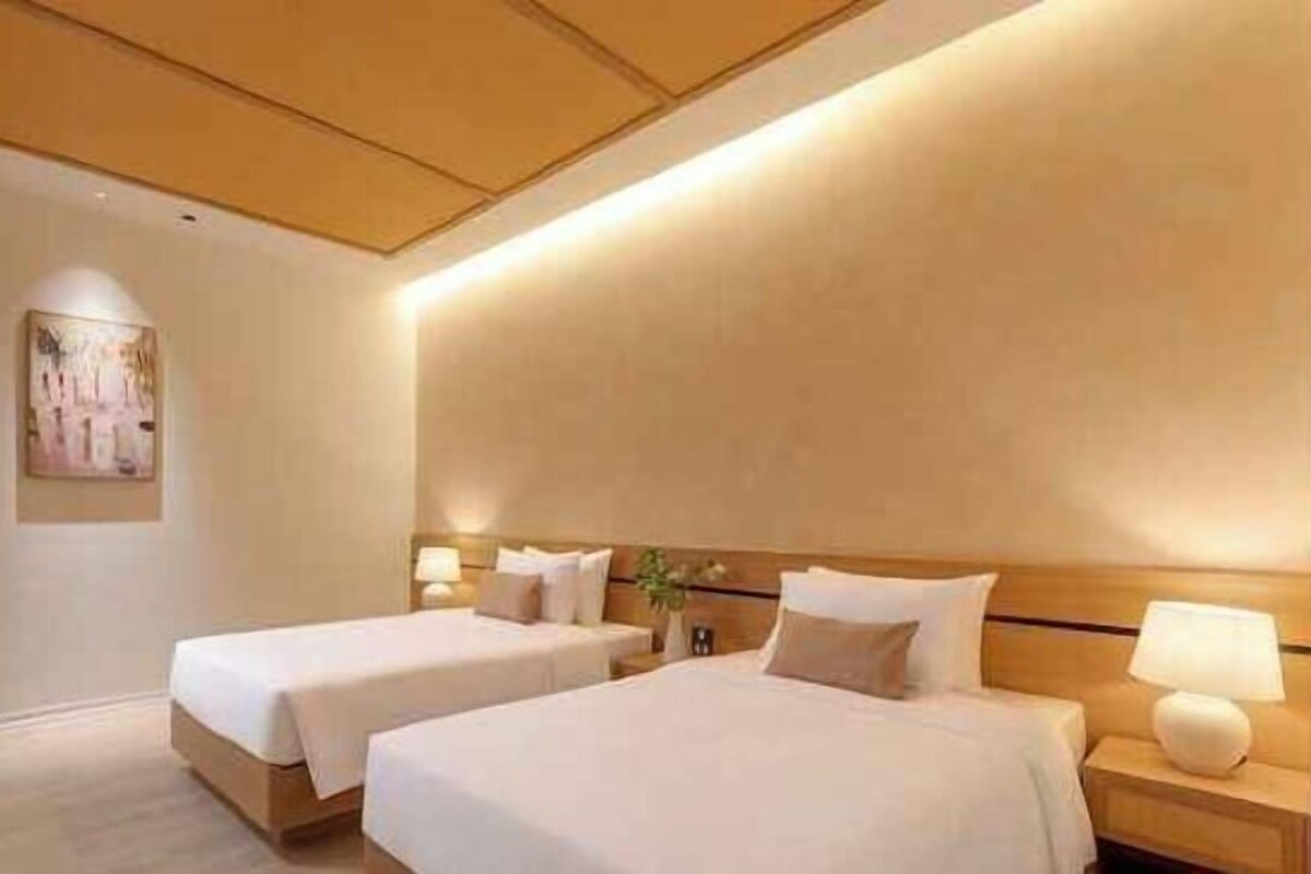 Minibar, in-room safe, laptop workspace, WiFi (free)