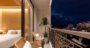 Studio King Lake View Room | 1 bedroom, minibar, in-room safe, laptop workspace