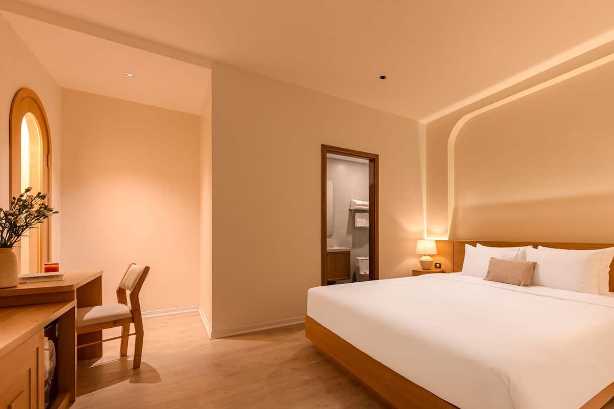 Classic Premium King Room | Minibar, in-room safe, laptop workspace, free WiFi