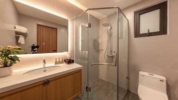 Premium-Zweibettzimmer | Badezimmer | Dusche, Regendusche, kostenlose Toilettenartikel, Bademäntel