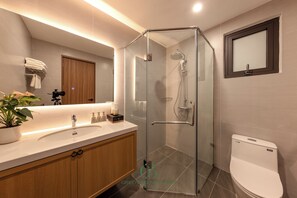 Kamar Twin Premium | Kamar mandi | Shower, pancuran hujan, perlengkapan mandi gratis, dan jubah mandi