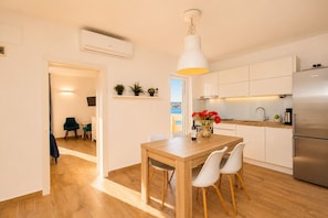 Frigorífico, horno, placa de cocina y lavavajillas