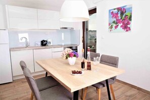 Dining - Villa Bilic : Deluxe Apartment
 (Rogoznica)