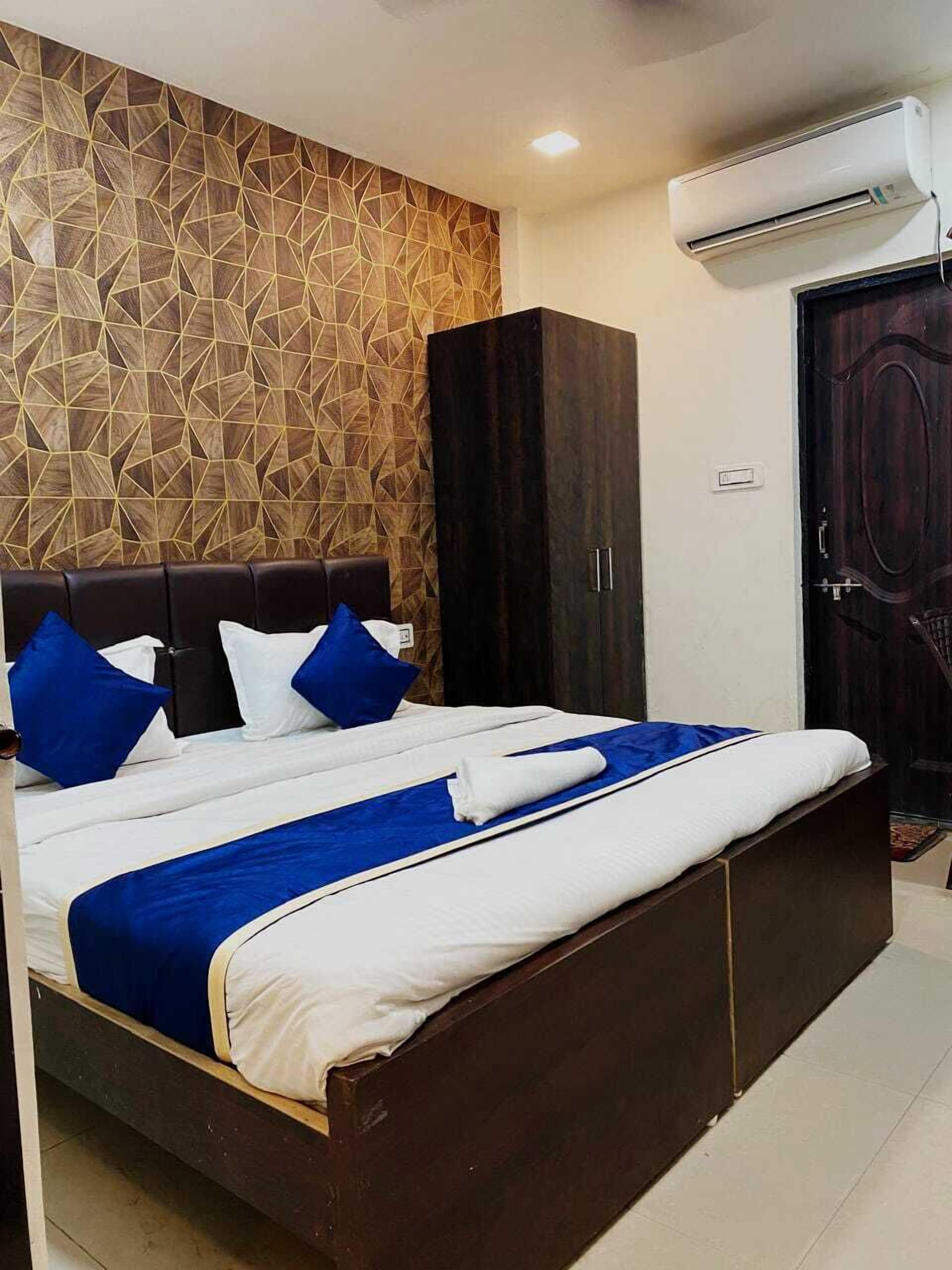 Egyptian cotton sheets, premium bedding, memory-foam beds, desk