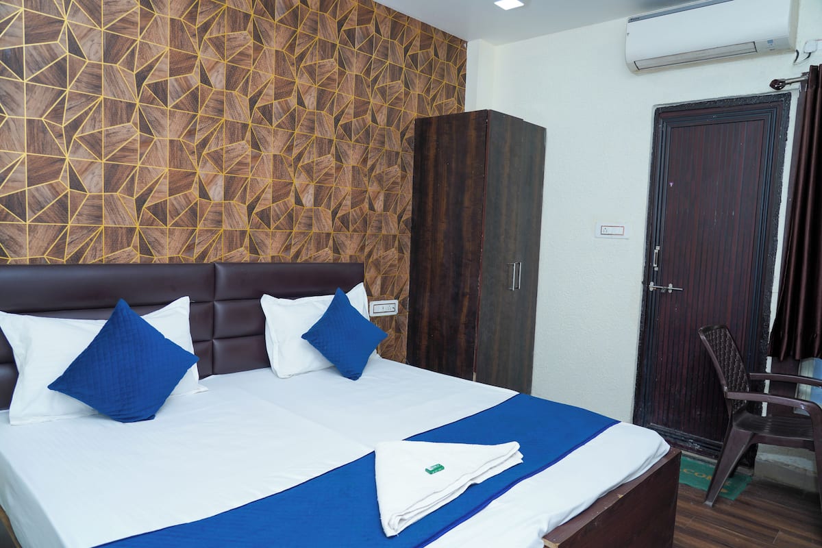 Egyptian cotton sheets, premium bedding, memory-foam beds, desk