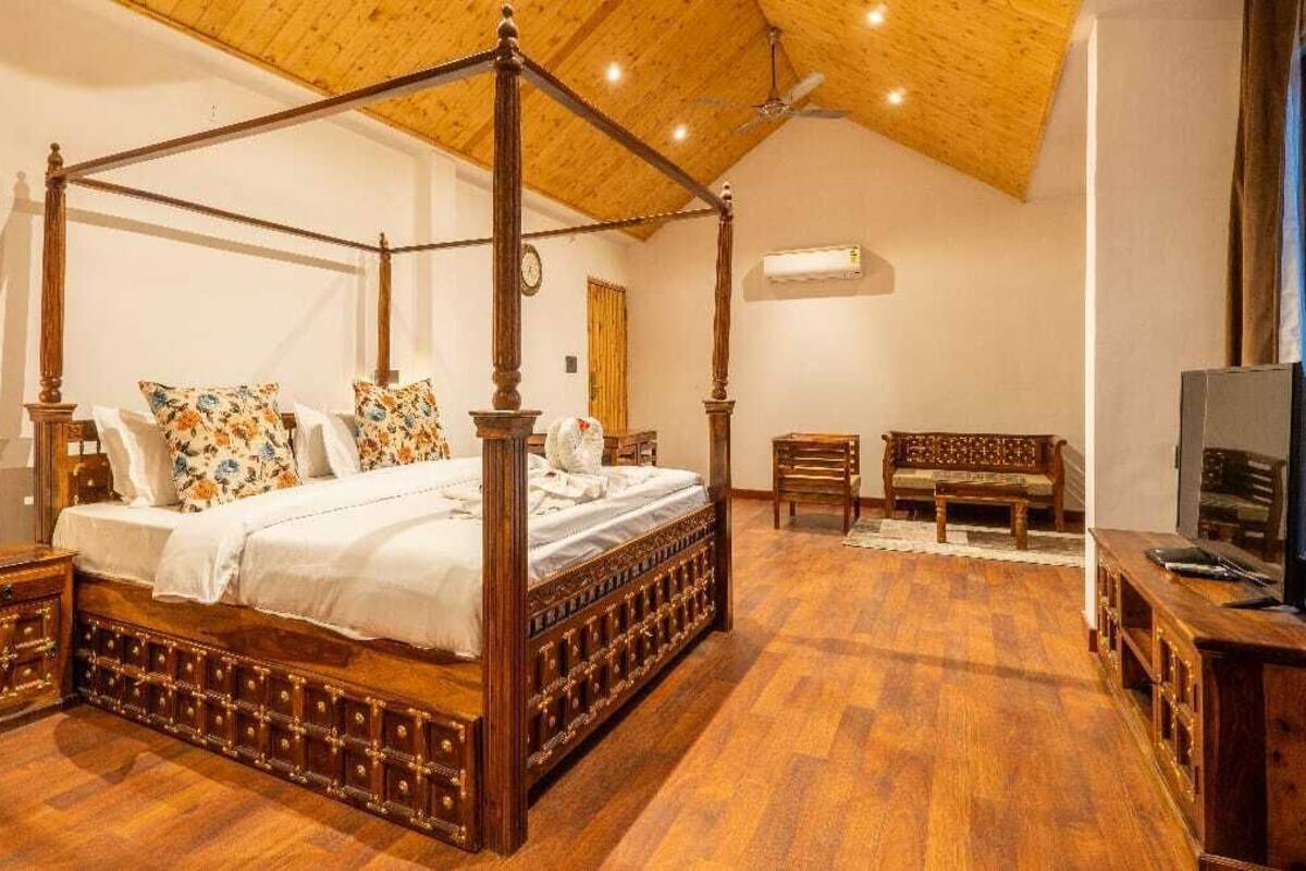 Luxury Double Room | Iron/ironing board, free WiFi