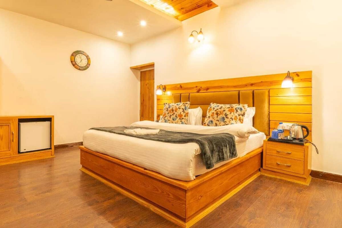 Premium Room | Iron/ironing board, free WiFi