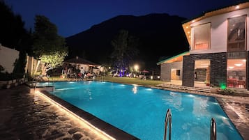 Una piscina al aire libre