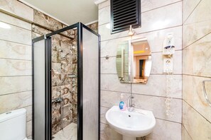 Családi stúdió | Fürdőszoba | Zuhanyzó, hajszárító, papucsok és törölközők
