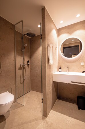 Premium bedding, down comforters, in-room safe, desk - Hotel Melfarhus - Your modern self-service hotel in Middelfart, Denmark (Middelfart)