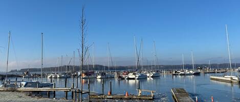 Un port de plaisance où de nombreux voiliers sont amarrés à des quais en bois.