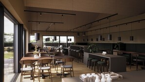 Un restaurant moderne doté d’un espace intérieur vaste et aéré, de grandes fenêtres et de différents types de sièges.