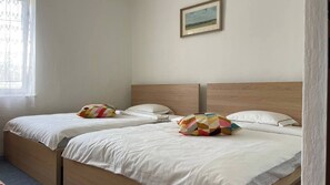 2 habitaciones, tabla de planchar con plancha y cuna de viaje 