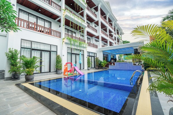 2 indoor pools, 2 outdoor pools, open 6:30 AM to 9:00 PM, pool umbrellas