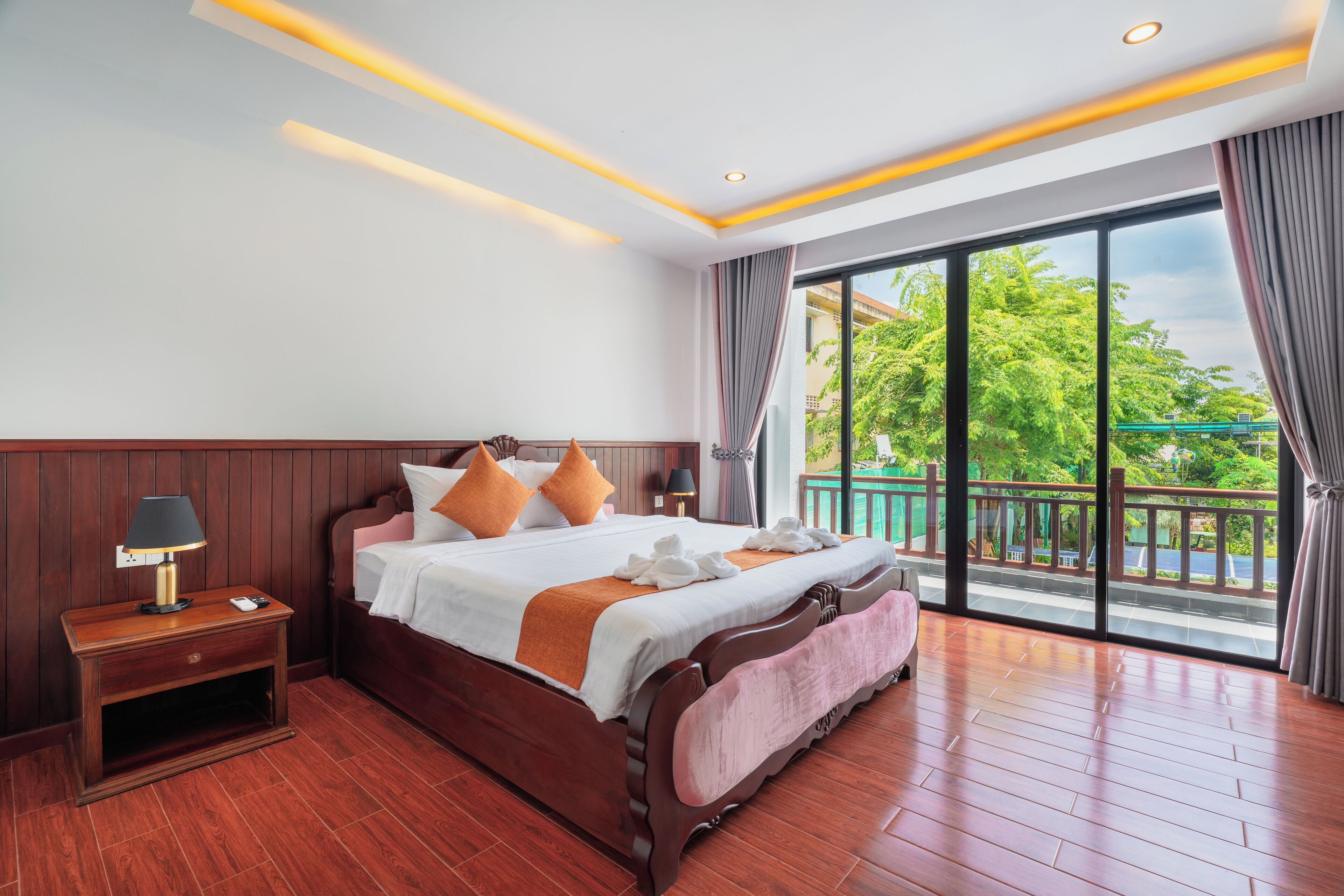 Deluxe King Room, Garden View | Minibar, in-room safe, desk, laptop workspace