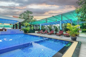 2 binnenzwembaden, 2 buitenzwembaden, parasols voor strand/zwembad