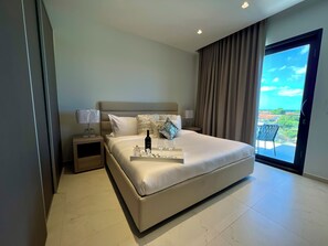 2 soverom, safe på rommet, strykejern/-brett og reiseseng for barn