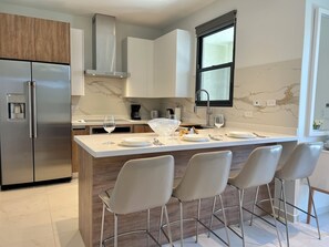 Kjøleskap, mikrobølgeovn, ovn og kokeplater