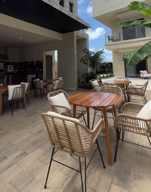 Outdoor dining - Luxurious Ocean view Apartment - private balcony/2 bedroom/2bath, Noord, Aruba (Noord)