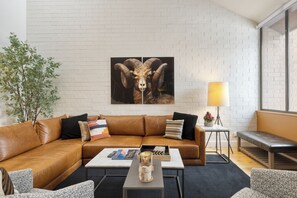 Smart TV, chimenea, oficina