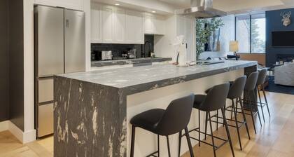 Parkside Condo by AvantStay | Walk to Ski Lifts + Town | Pool & Hot Tub Access