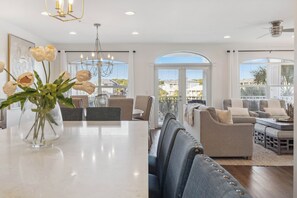 Dining - Isle Be Back by AvantStay | Pool, 2blocks to Beach (Panama City Beach)