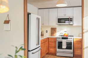 Fridge, microwave, oven, stovetop - The Pines by AvantStay | Firepit | Access to Arrowhead Lake Community Amenities (Pocono Lake)