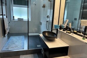 Dusche, Haartrockner, Bidet, Handtücher