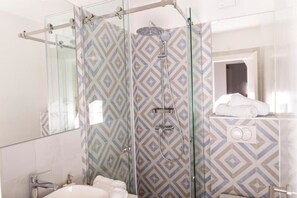 Douche, sèche-cheveux, serviettes fournies, savon