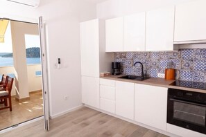 Private kitchen - Villa Bilić-Apartment MAESTRAL (Rogoznica)
