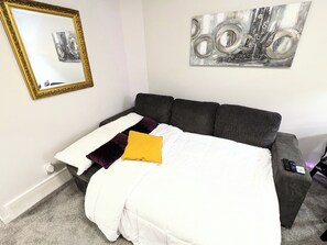 1 bedroom, WiFi, bed sheets - Cozy 1 Bedroom Haven in NW Calgary (Calgary)