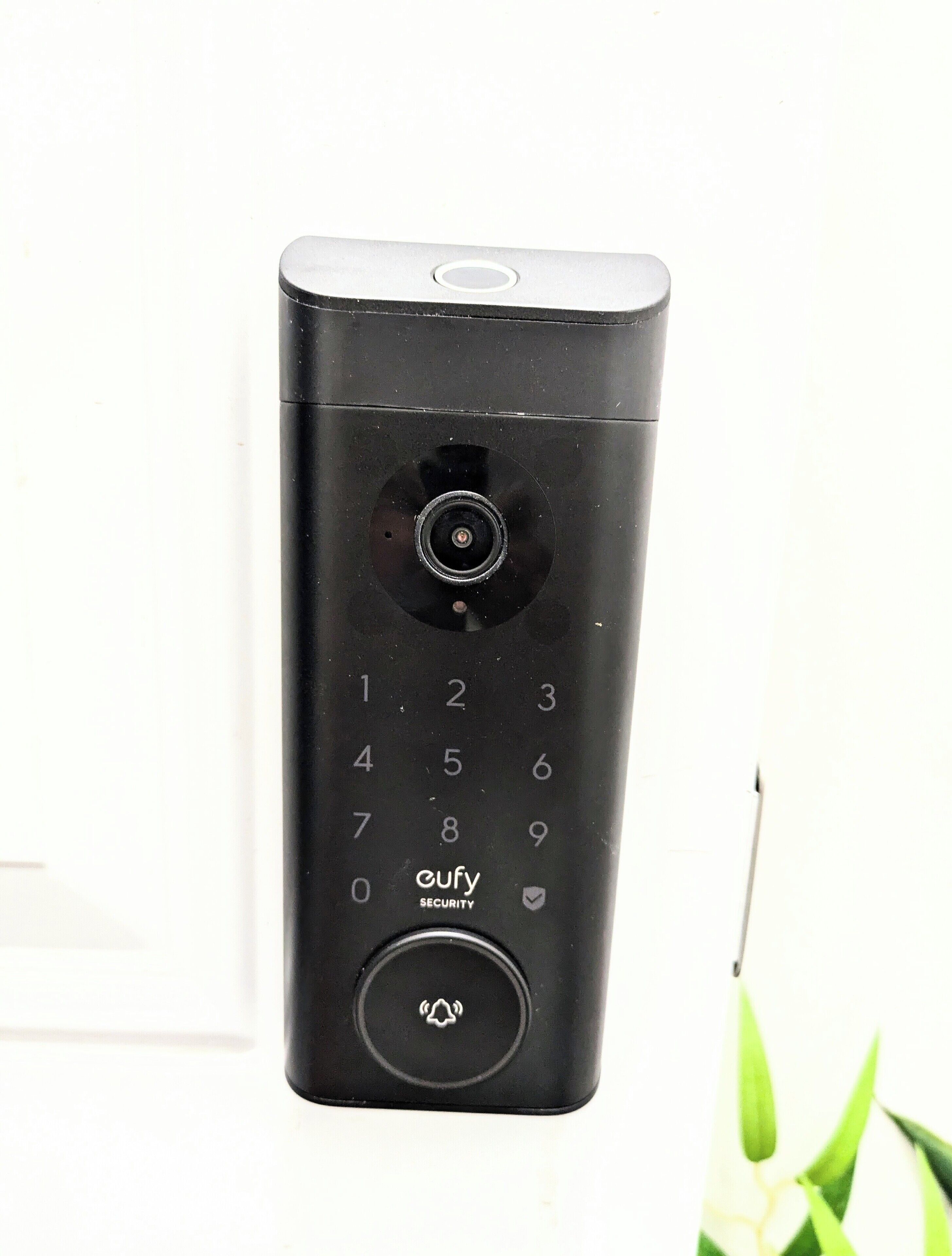 Un clavier de sécurité noir doté d’une caméra et d’un microphone.