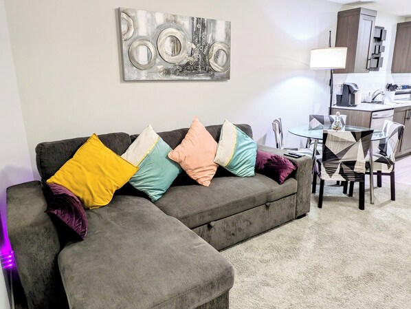 Smart TV - Cozy 1 Bedroom Haven in NW Calgary (Calgary)