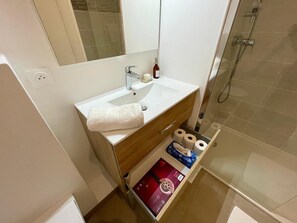Shower, eco-friendly toiletries, hair dryer, towels - Eco-responsible haven of peace in Golfe-Juan: new serviced apartment (Vallauris)