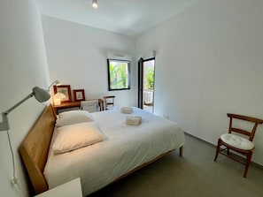 1 chambre, bureau, fer et planche à repasser, lit parapluie