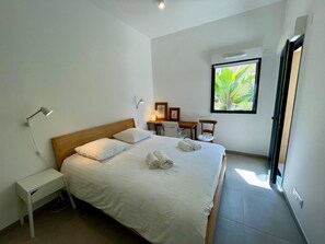 1 dormitorio, escritorio, tabla de planchar con plancha y cuna de viaje