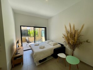 1 quarto, escrivaninha, ferros/tábuas de passar roupa, berço de viagem