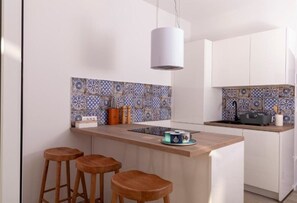 Réfrigérateur, un four, surface de cuisson, lave-vaisselle