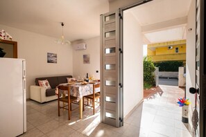 Outdoor dining - Sea Breeze Cottage, Wi-fi, Garden and Ac (San Foca)