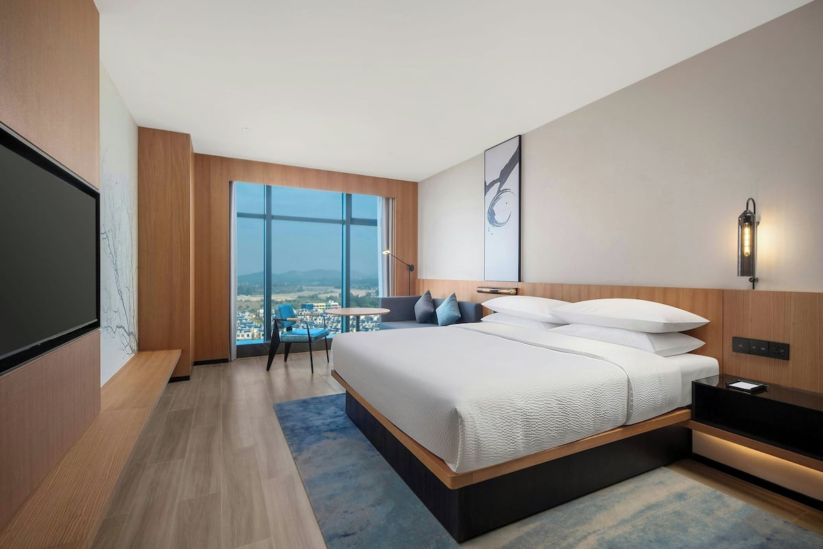 Superior Room, 1 King Bed, Non Smoking, City View | Rollaway beds, bed sheets