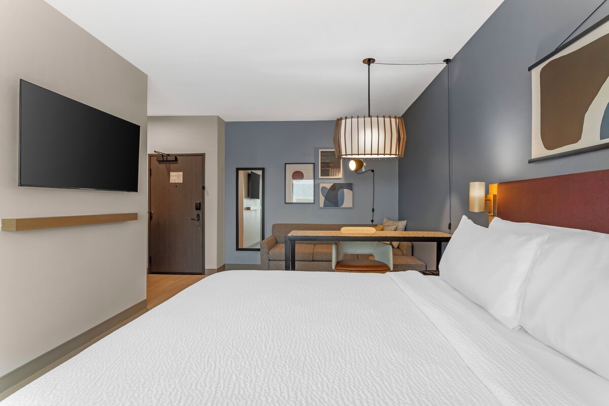 Standardstudio-suite - 1 kingsize-seng (Walk-In Shower) | Premium-sengetøj, pengeskab på værelset, skrivebord