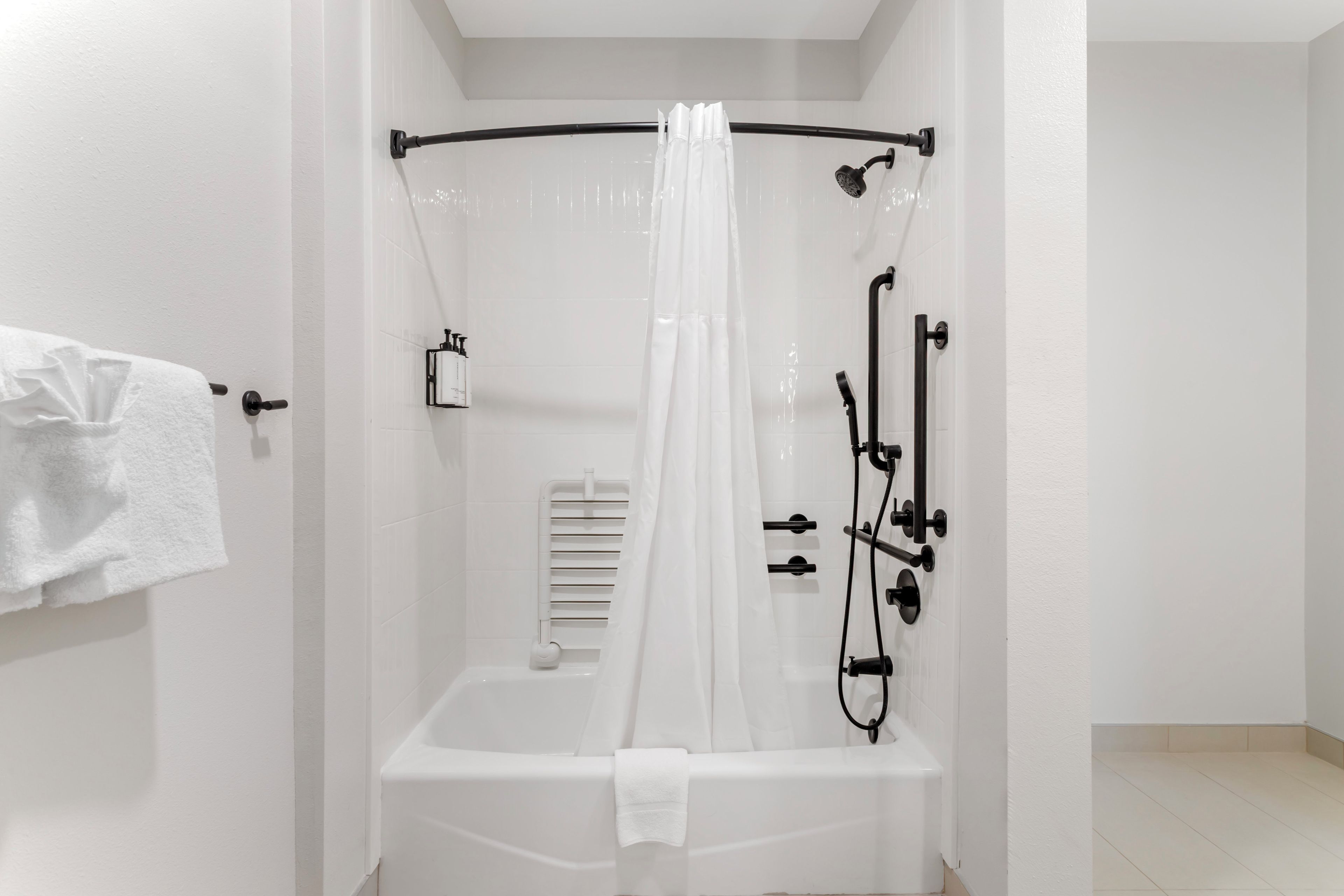 Une salle de bain moderne équipée d’une baignoire, d’une douche et de toilettes.