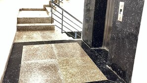 Una escalera con barandilla que lleva a un ascensor.
