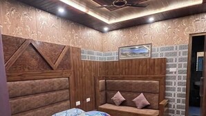 Ein Schlafzimmer mit einem Bett, einer Bank und einem Deckenventilator.