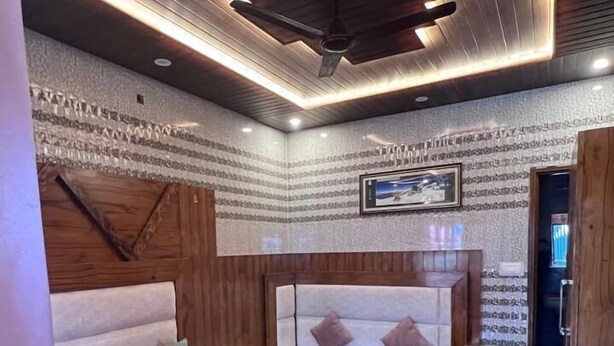 Ein Schlafzimmer mit einem Bett, einem Holz-Kopfteil und einem Deckenventilator.