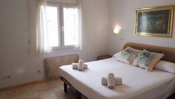 2 slaapkamers, een strijkplank/strijkijzer, gratis wifi, beddengoed