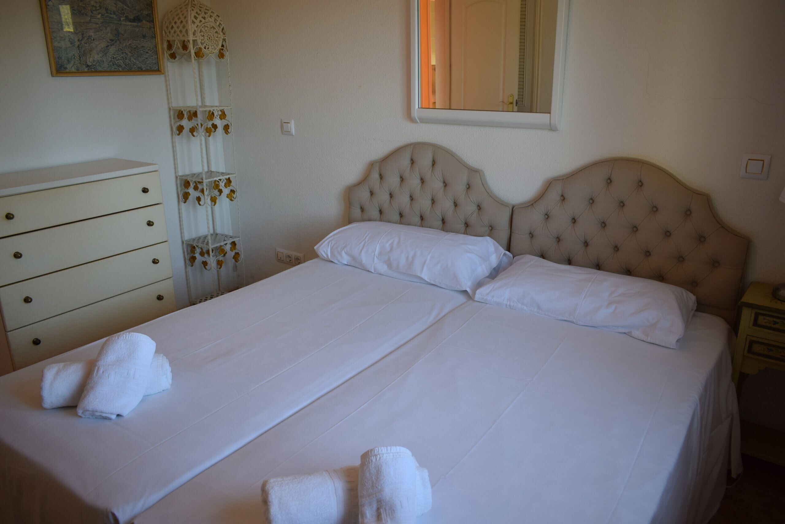 4 slaapkamers, een strijkplank/strijkijzer, gratis wifi, beddengoed