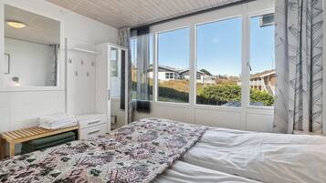 2 bedrooms, iron/ironing board, free WiFi